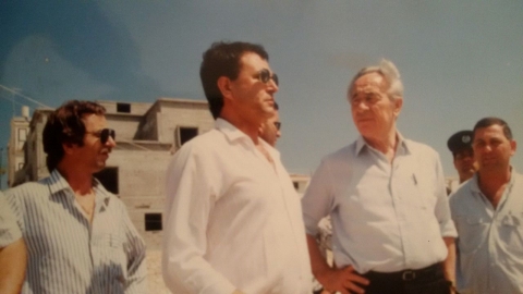 ביקור שמעון פרס ביקנעם בסיור עם ראש העיר.jpg